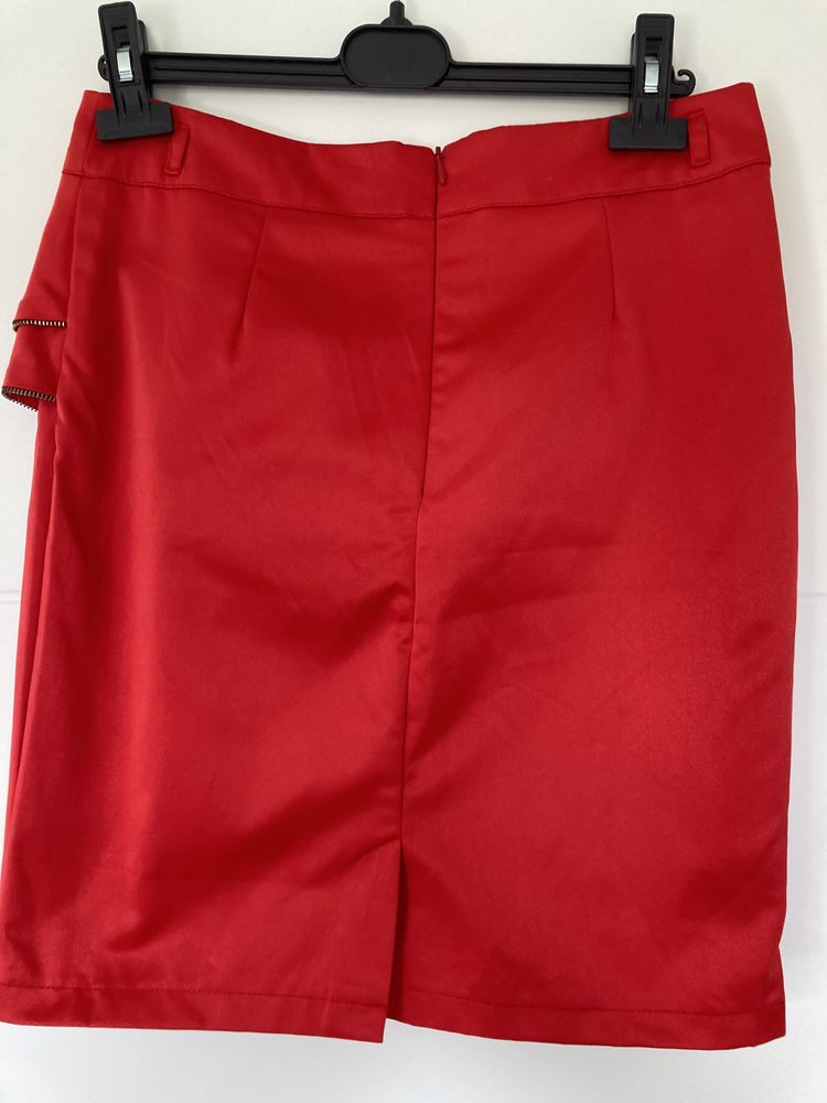 Czerwona spódnica z falbanką z przodu