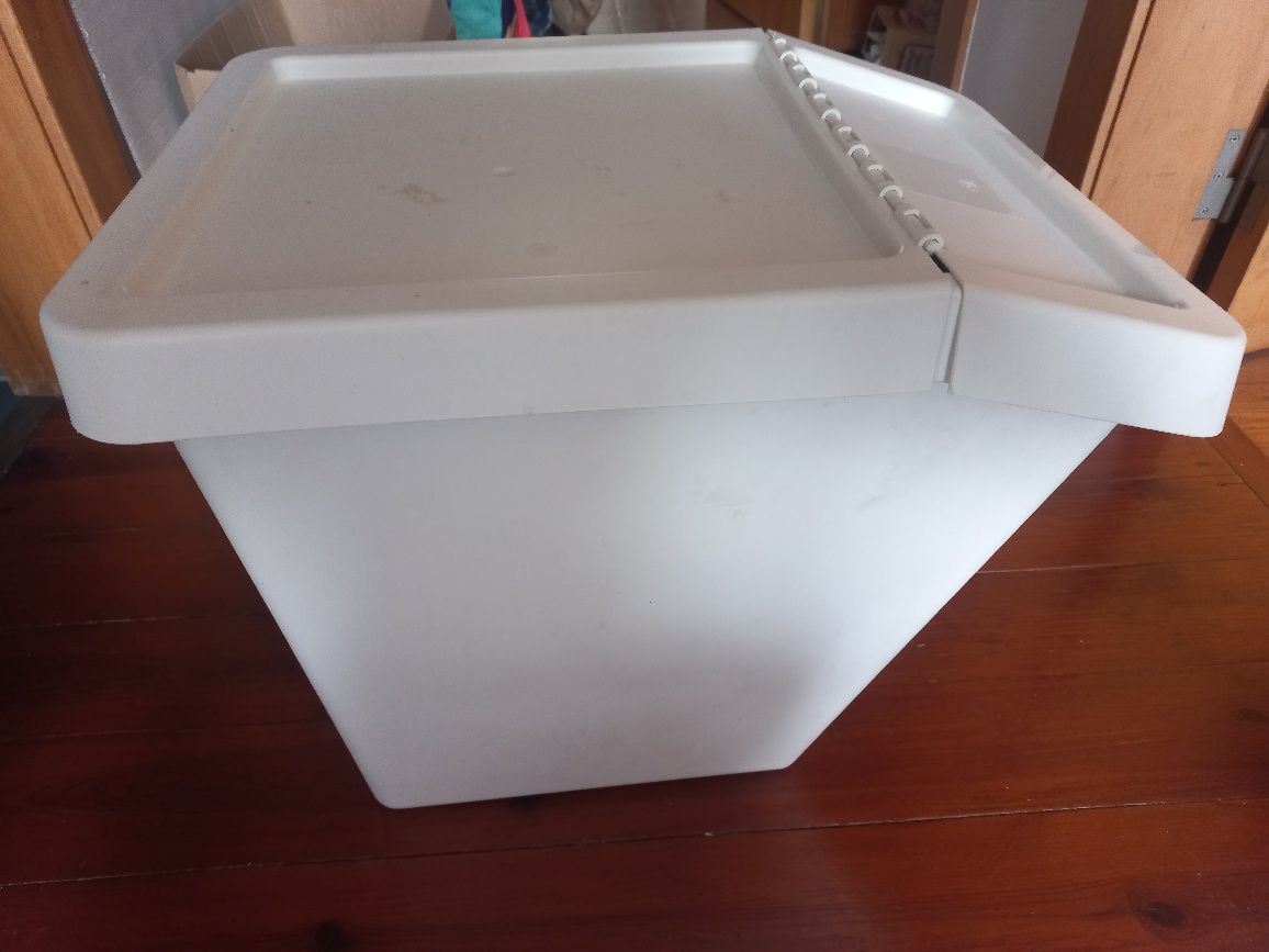 Caixa que uso como tulha da roupa mas pode ser para outro efeito