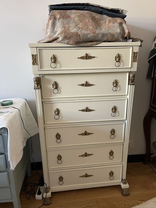 Móvel com gavetas antigo