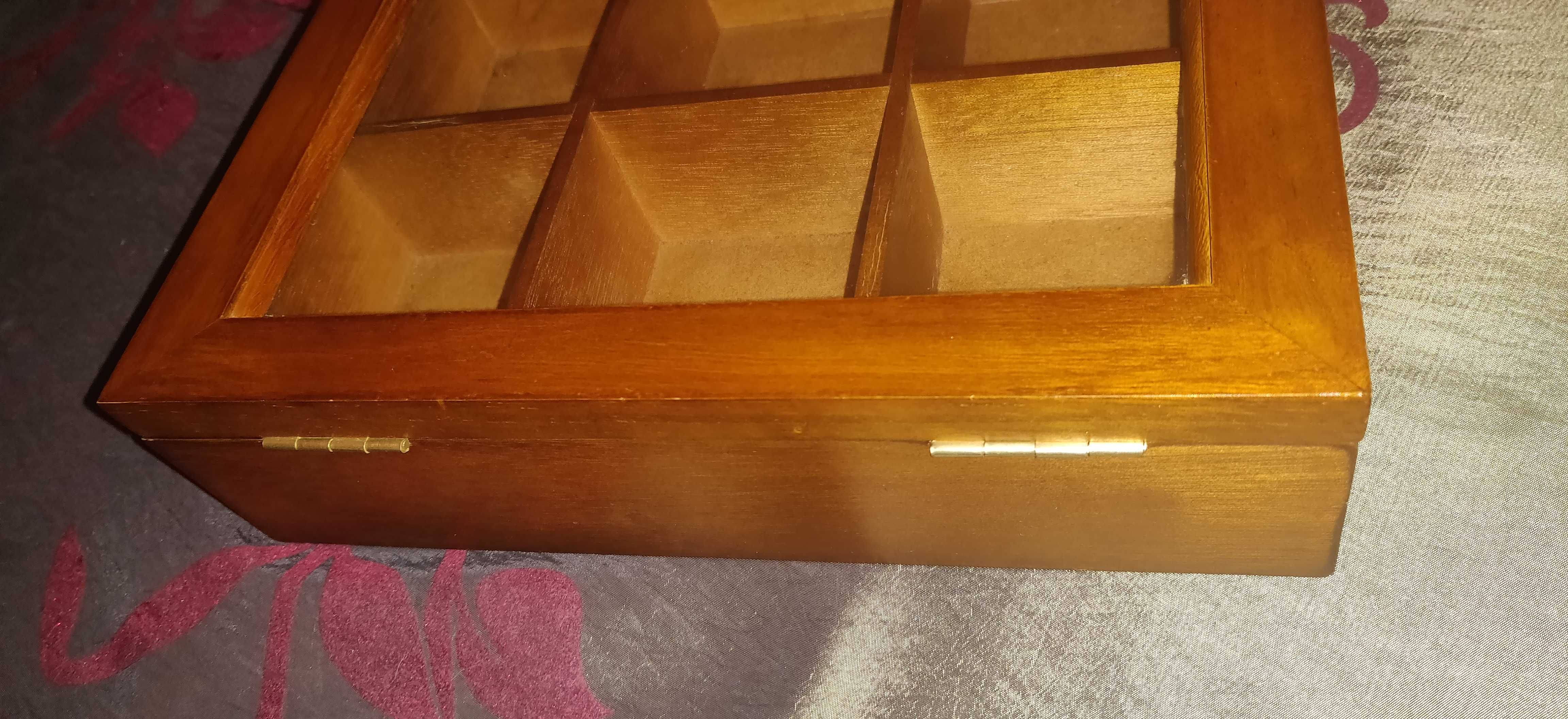 Drewniane pudełko z szybką