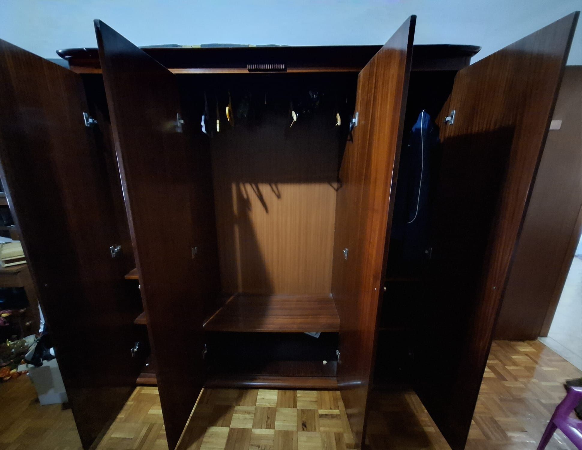 Guardo fatos em madeira com 4 portas