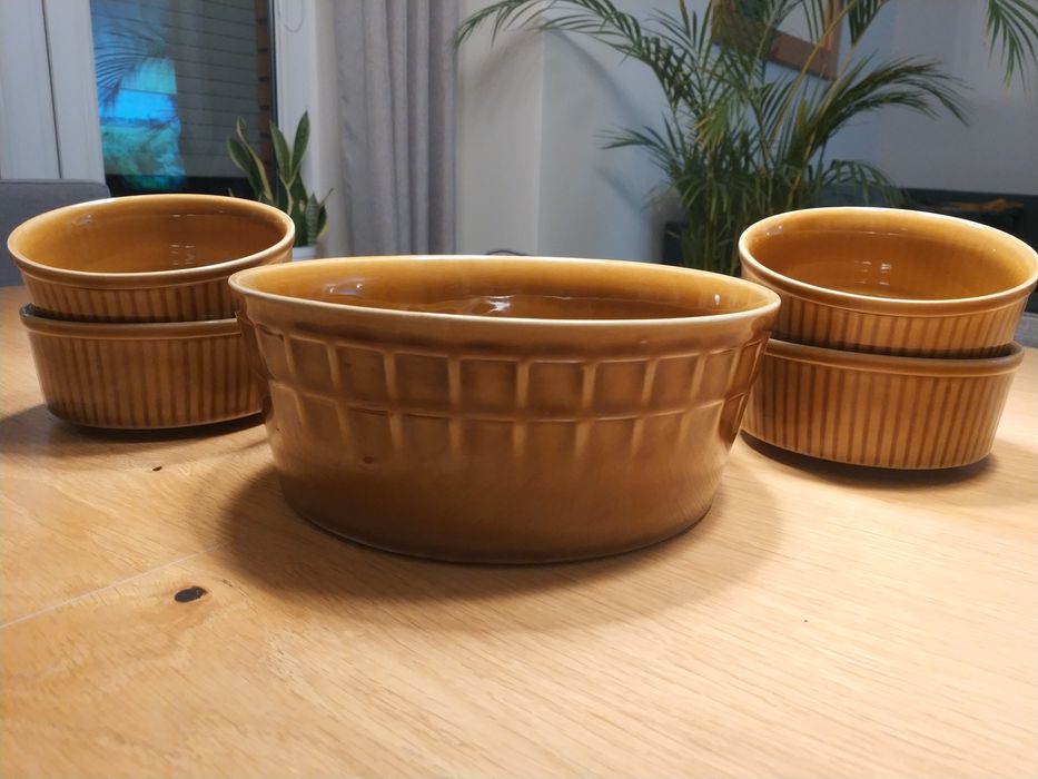 Zestaw glinianych, szkliwionych salaterek