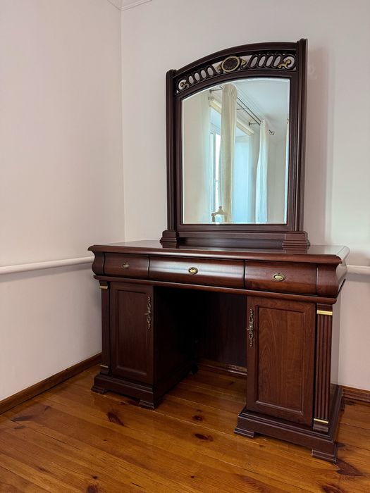 Спальний гарнітур ( ліжко, при﻿ліжкові тумби, комод, шафа), Б/у.