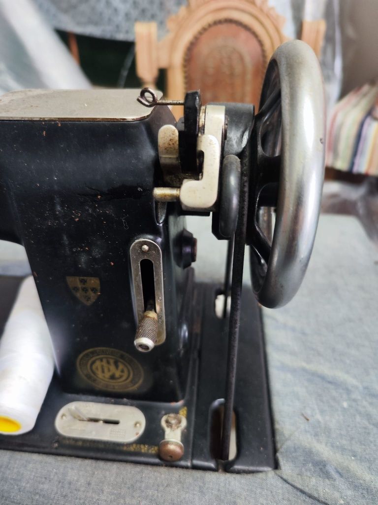 Máquina de Costura Oliva antiga manual