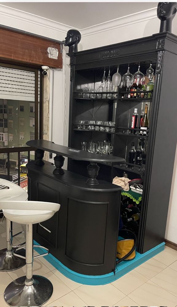 Móvel de bar completo com espelho e cadeiras  - estilo clássico