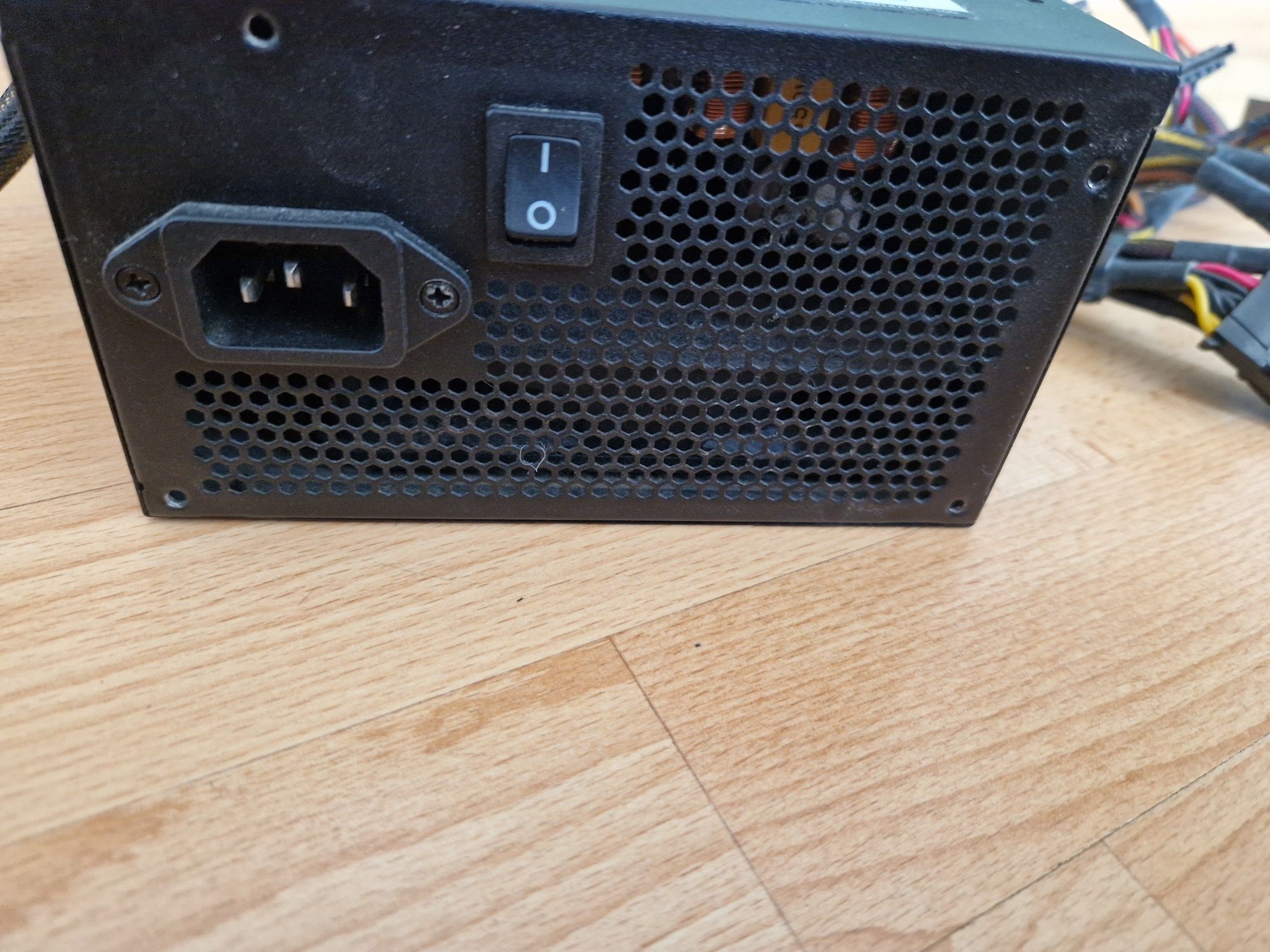 CORSAIR 550W 24+8(4+4)/8(6+2)+8(6+2)video/4sata/4molex Блок живлення