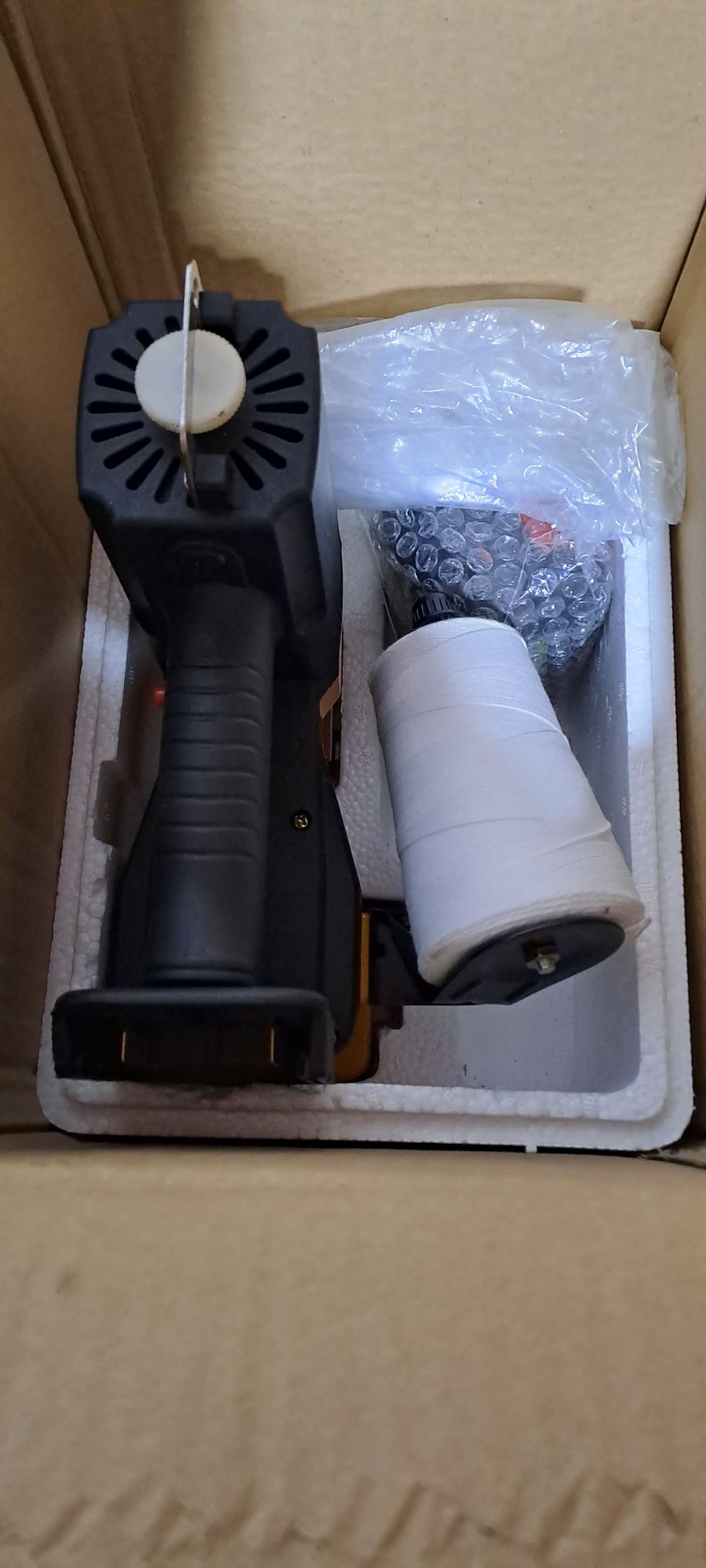 Máquina NOVA portátil para coser todo o tipo de sacos.