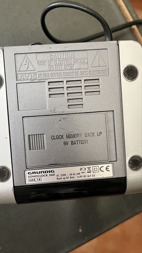 Radio despertador Grundig