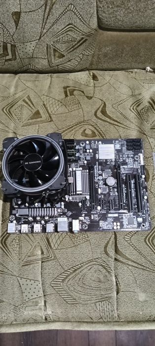 Материнська плата з процесором, відеокарта, блок живлення