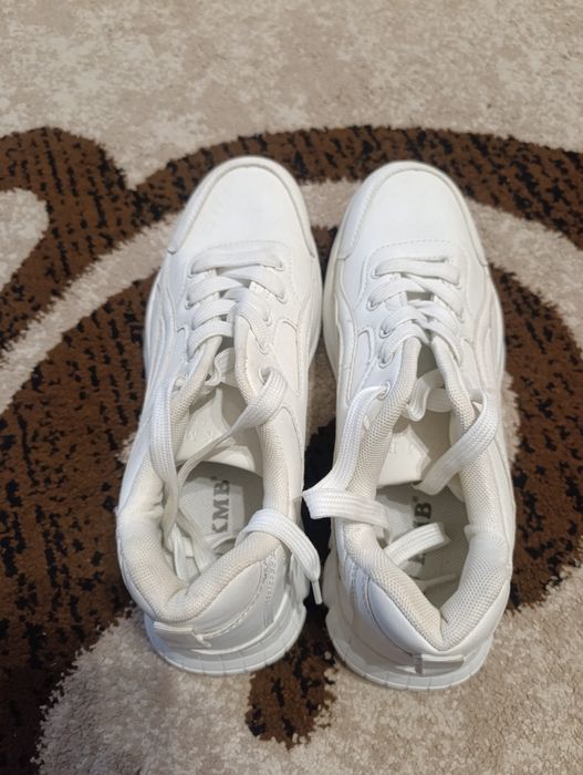 Продам кросівки білі