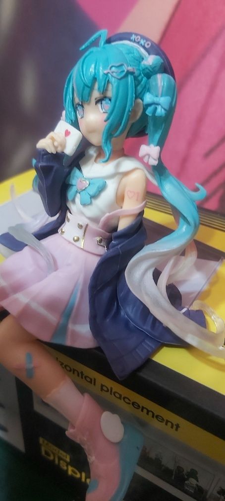 Figurka hatsune miku siedząca