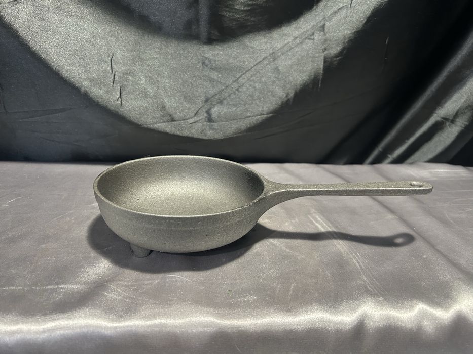 Żeliwna patelnia na trzech nogach – niski rondel – 13,5 cm