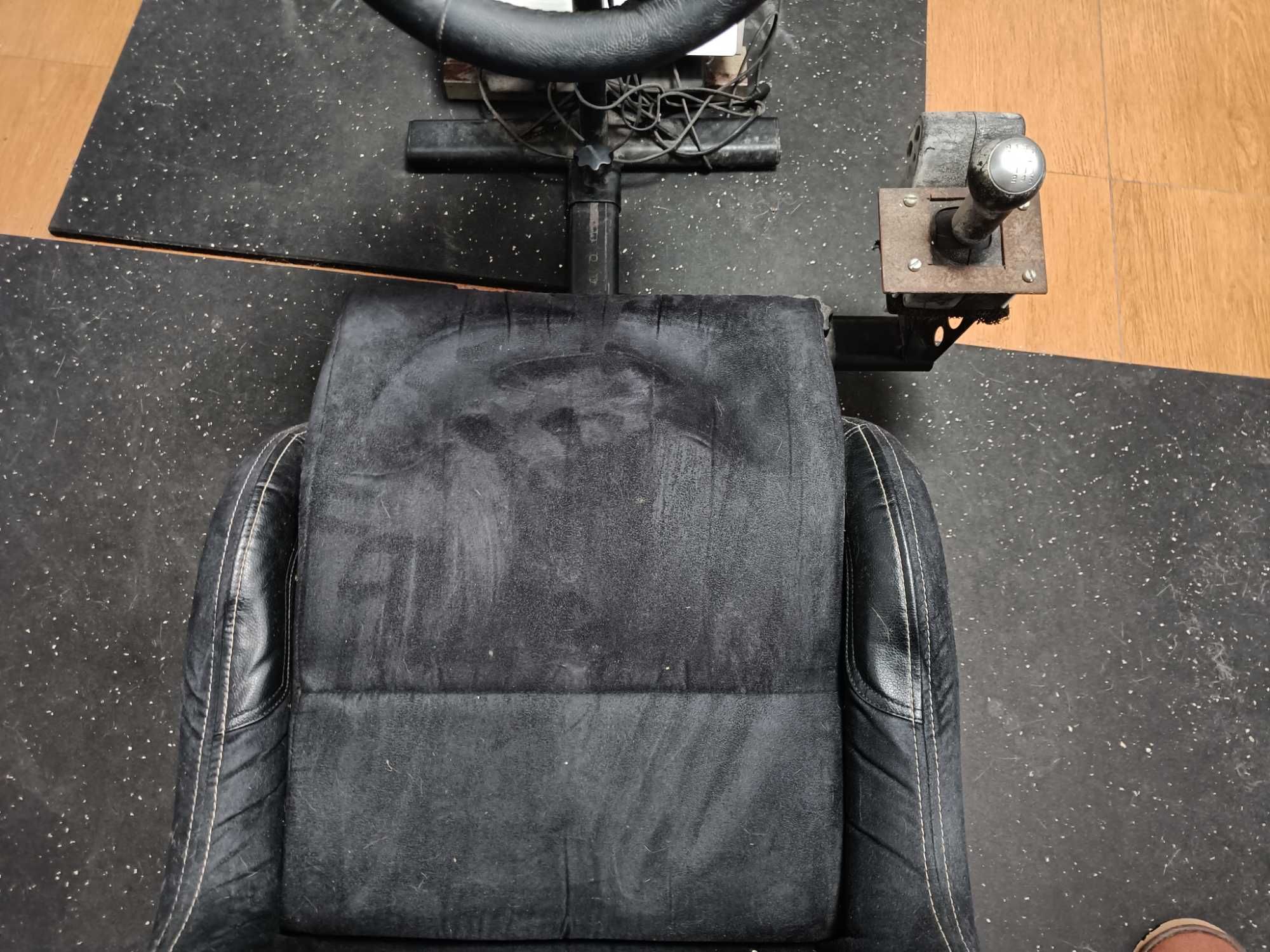 Playseat com volante e pedais fanatec estragado