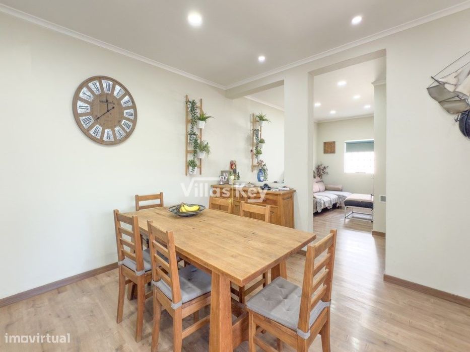 Encantadora moradia Típica Renovada com 2+1 Quartos no Coração de A...