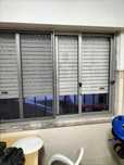 Portas com fechadura e janelas em alumínio