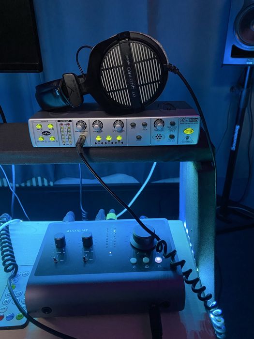 Матричний моніторний мікшер