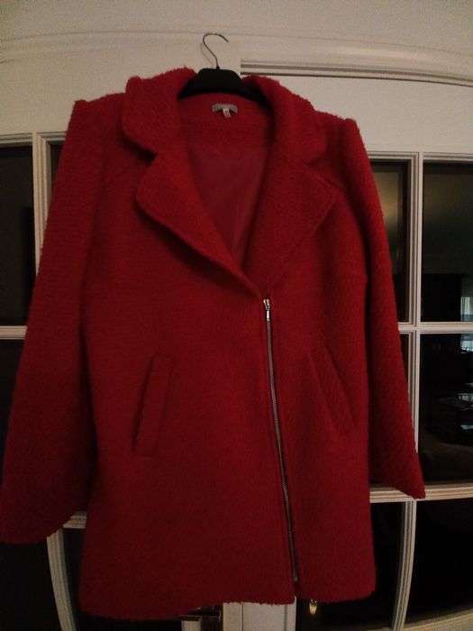 Casaco,  vermelho,  super quentinho ,com um corte muito  elegante