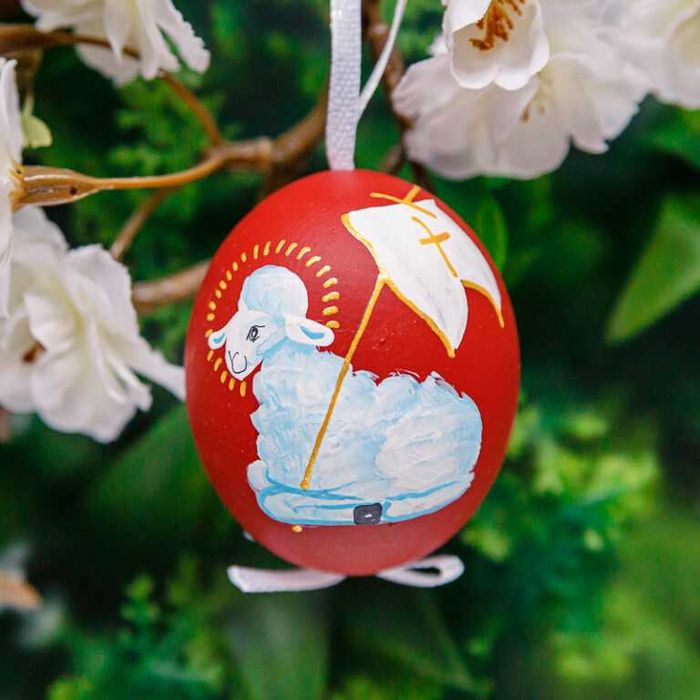 Pisanka baranek na bordowym tle