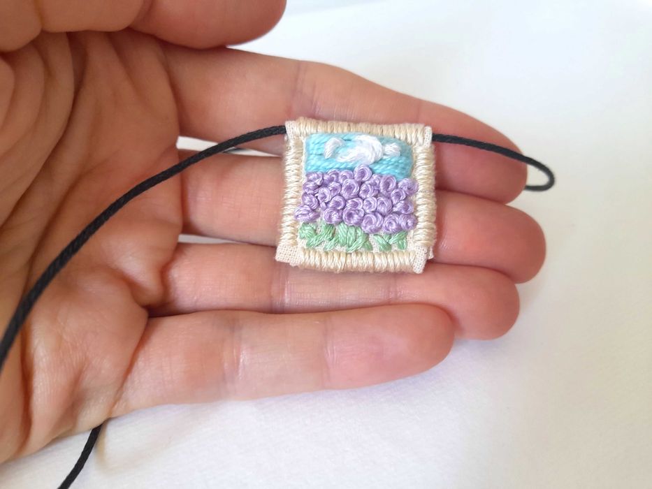 Pulseira bordada à mão com pingente de campo de alfazema