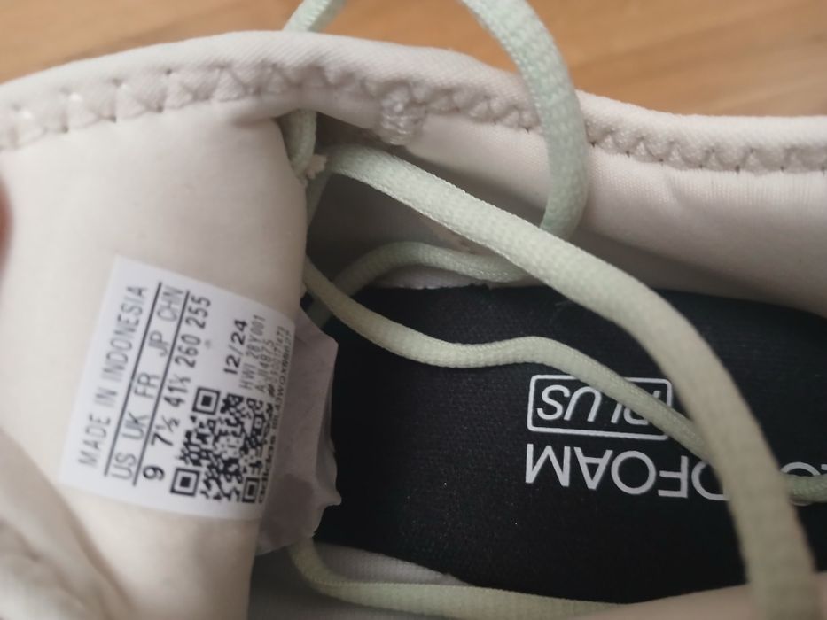 Кросівки жіночі фірми adidas