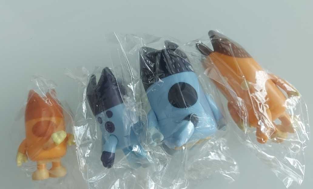 Nowe 4 figurki z bajki Bluey i Bingo Mama Tata Bluey Chilli Bangi Band