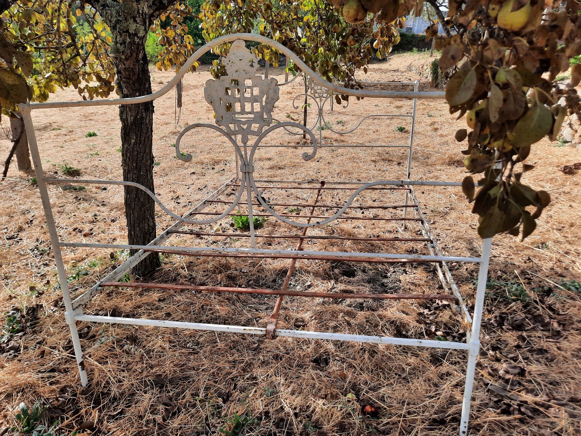 Cama antiga em ferro | Old iron bed