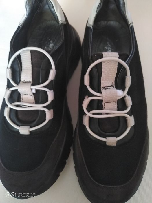 Кросівки підліткові вир.Італія ,натур шкіра розмір 36.