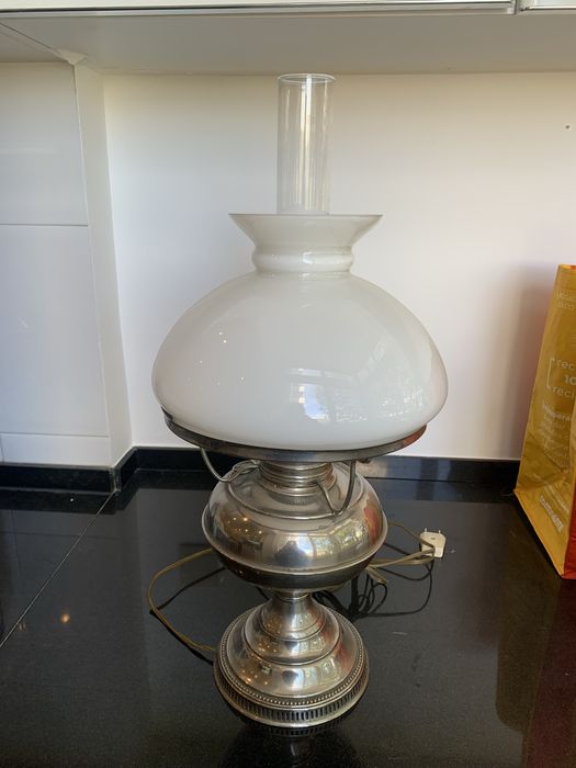 Candeeiro de metal com campanula em vidro