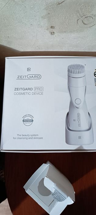 LR ZEITGARD PRO Косметичний прилад із насадкою для очищення обличчя