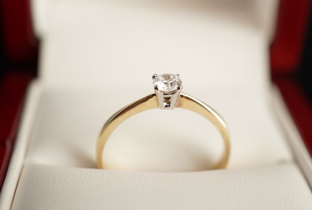 Złoto 585 - NOWY złoty pierścionek z Diamentem. CERTYFIKAT