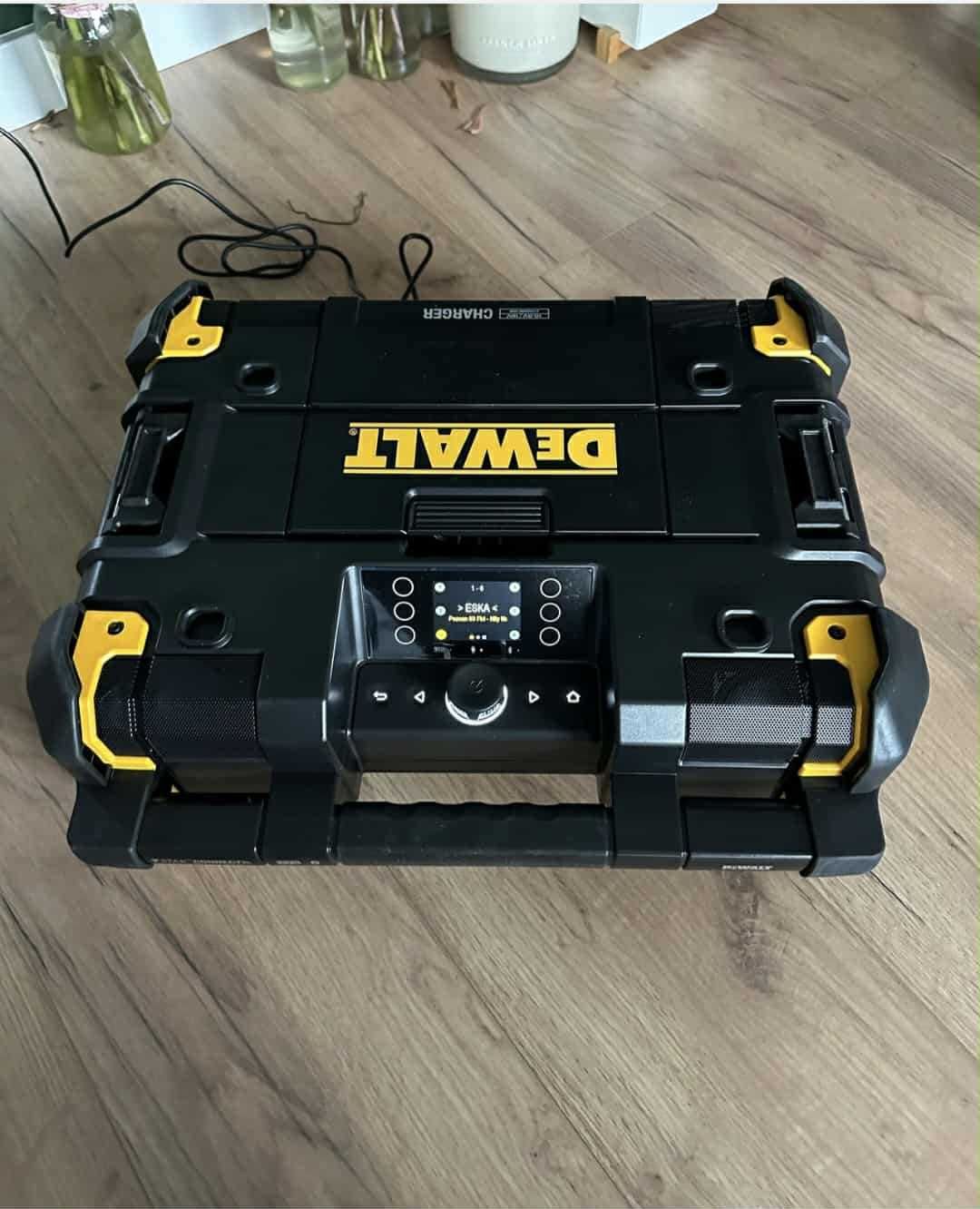Radio budowlane DeWALT – potężny dźwięk i ładowarka w jednym.