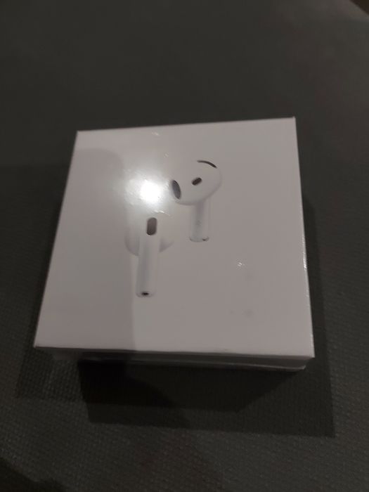 AirPods 4 with actvi noise cancellation