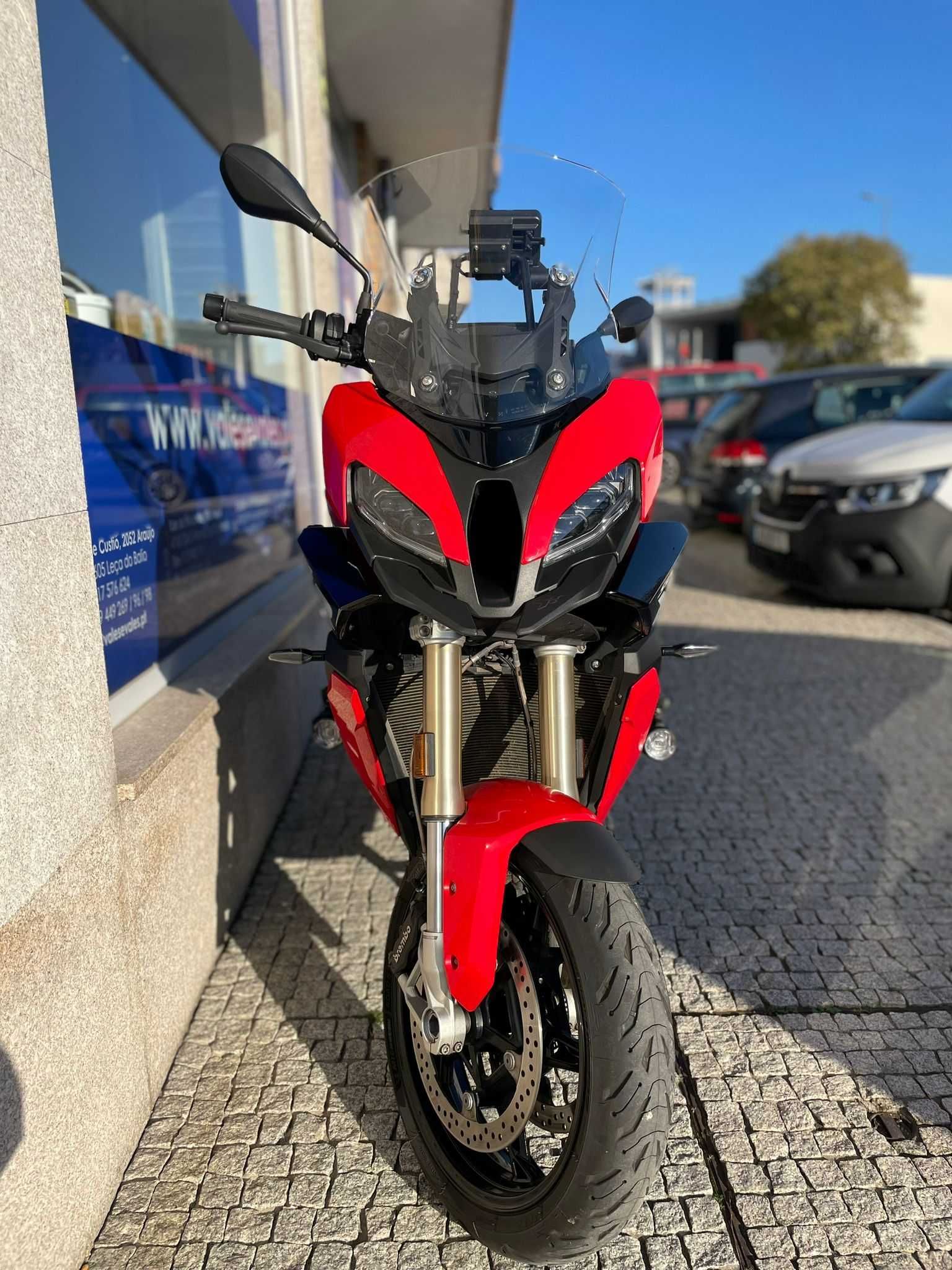BMW S1000XR vermelha 2022