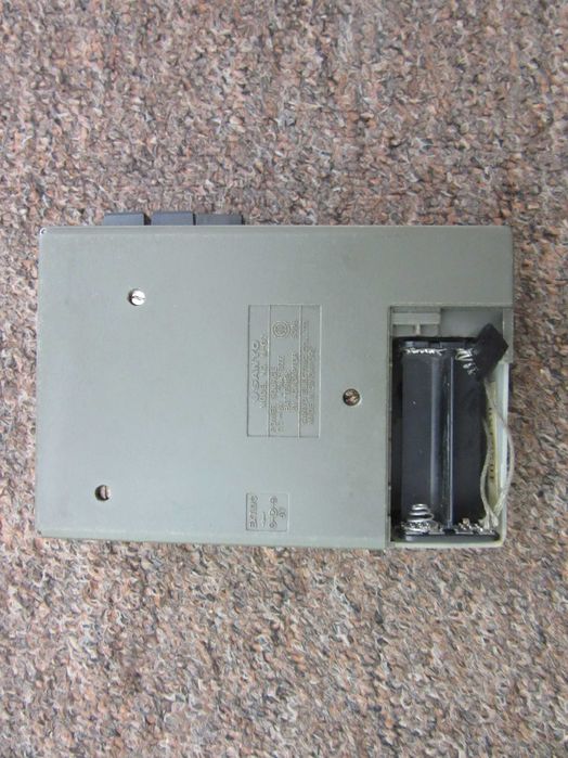 walkman Sanyo M-G7 z lat 80-tych, uszkodzony