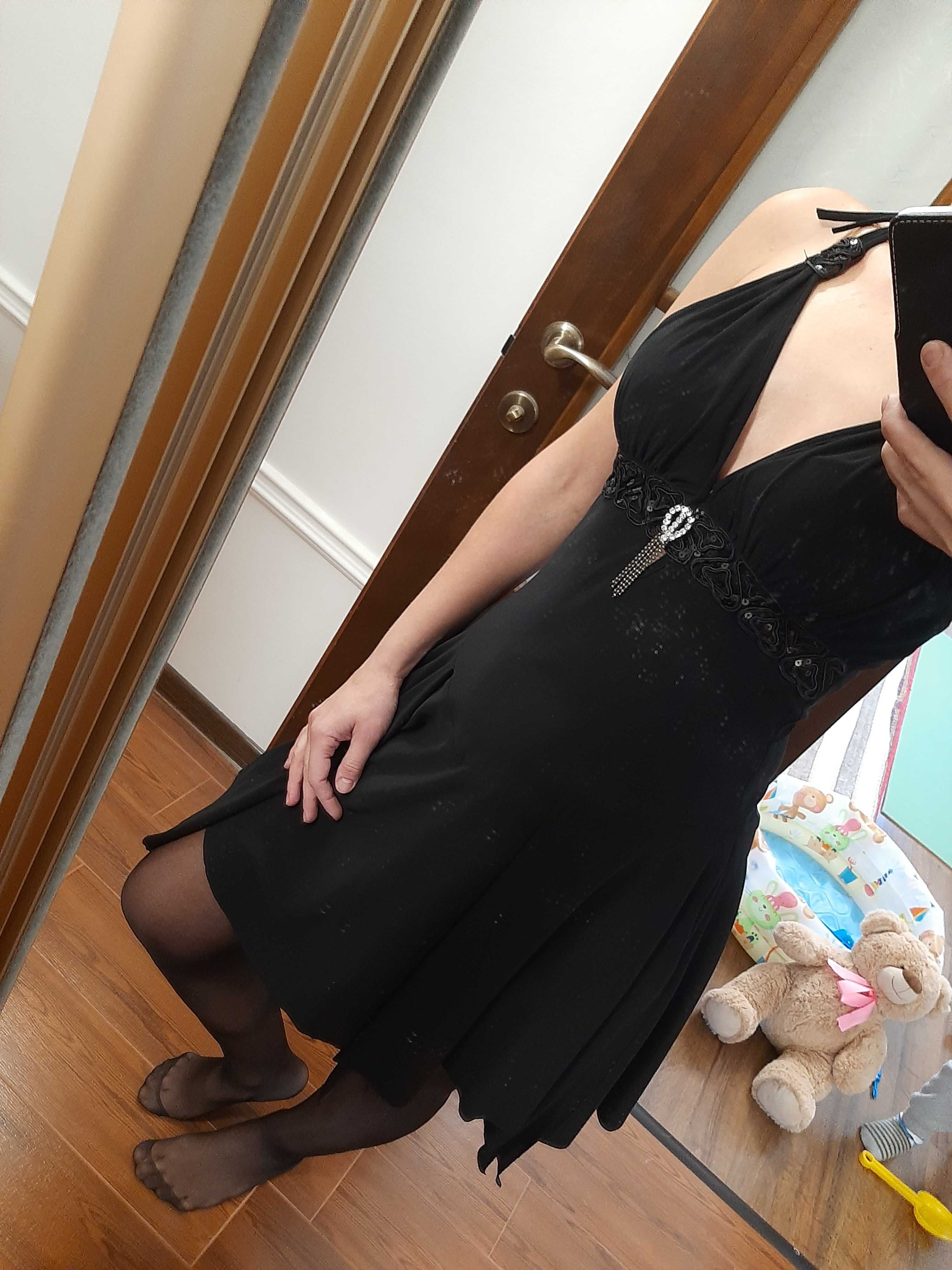 Красивое черное платье с пайетками
