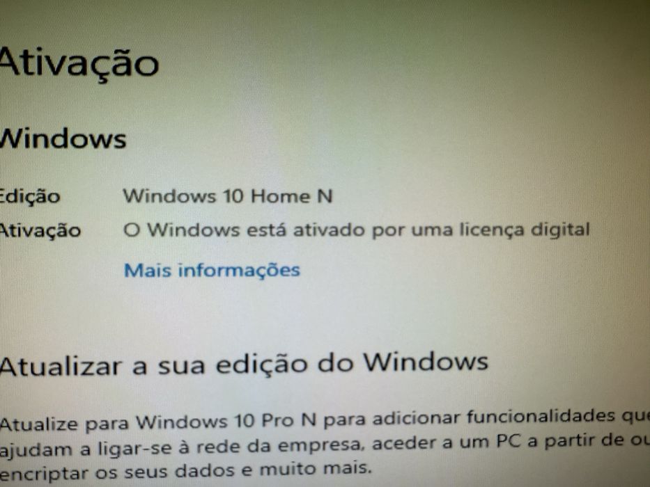 Computador com monitor e teclado e rato e colunas e com Windows 10