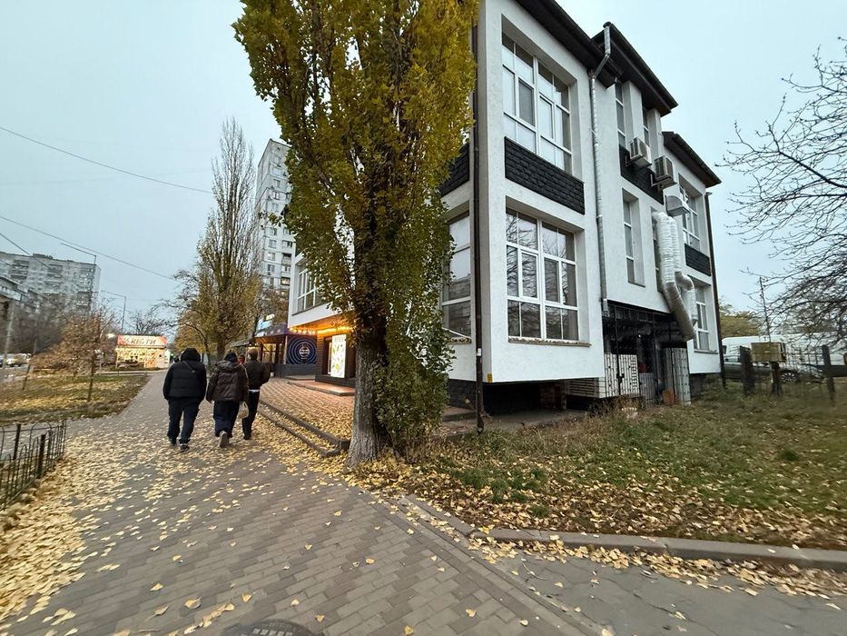 Продаж окремо стоячої будівлі з орендарем пр. Павла Тичини