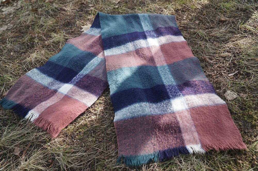 Krótki szalik szal z frędzlami pastelowy w kratkę zielony granatowy