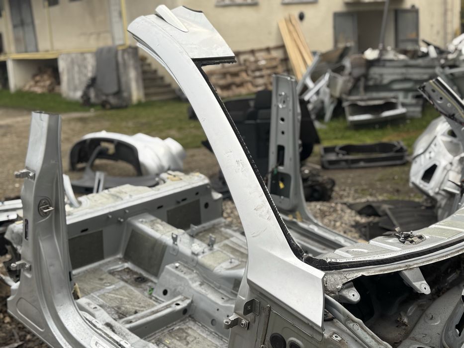 Стойка передня Tiguan тигуан тігуан