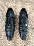 Sapatos pretos de homem