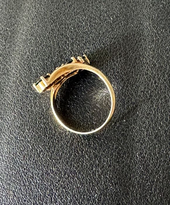 Золотое кольцо с сапфирами и бриллиантами