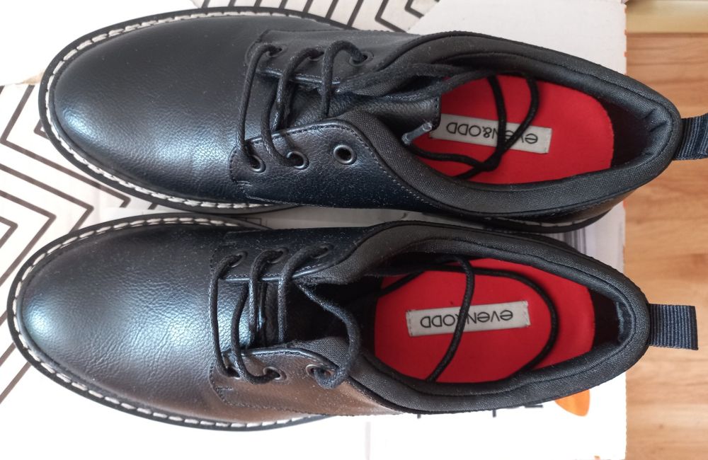 Czarne buty wiązane