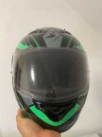 Capacete e roupa de moto