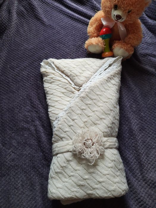 Вязаный конверт на выписку (демисезонный, с рюшами, вязанный)