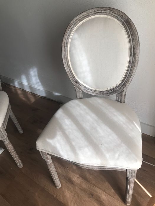 Cadeiras de mesa de jantar novas.