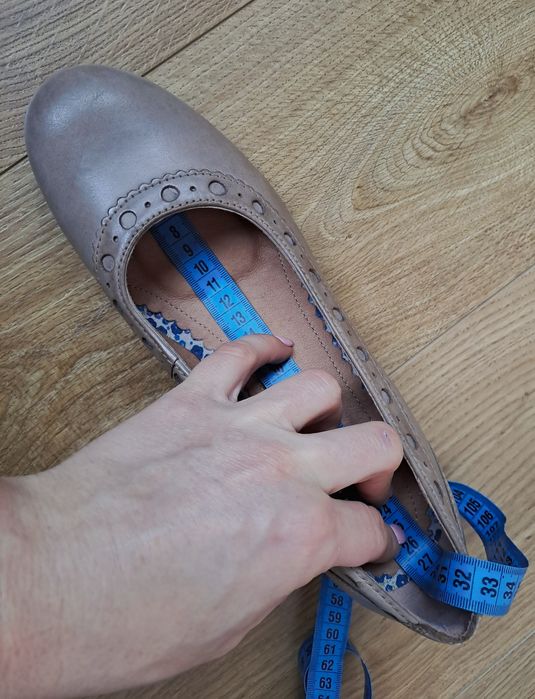 Світлі жіночі шкіряні туфлі на низькому каблуці