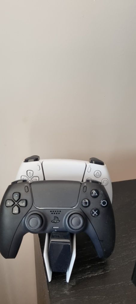 Ps5 1TB, 2 pady, stacja ładująca,  FC24 + Assassin Valhalla
