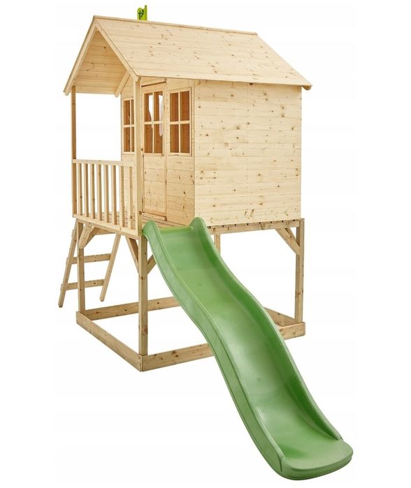 Drewniany domek ze zjeżdżalnią plac zabaw piaskownica