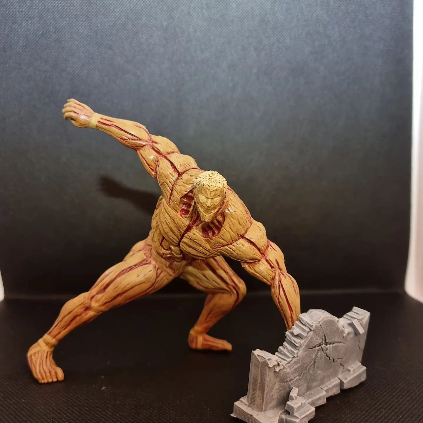 Figura de resina armor titan