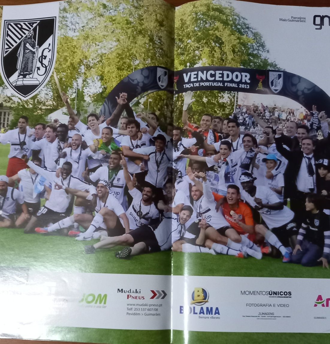 A Taça é nossa! Vitória Sport Clube 2013 na capa da Mais Guimarães